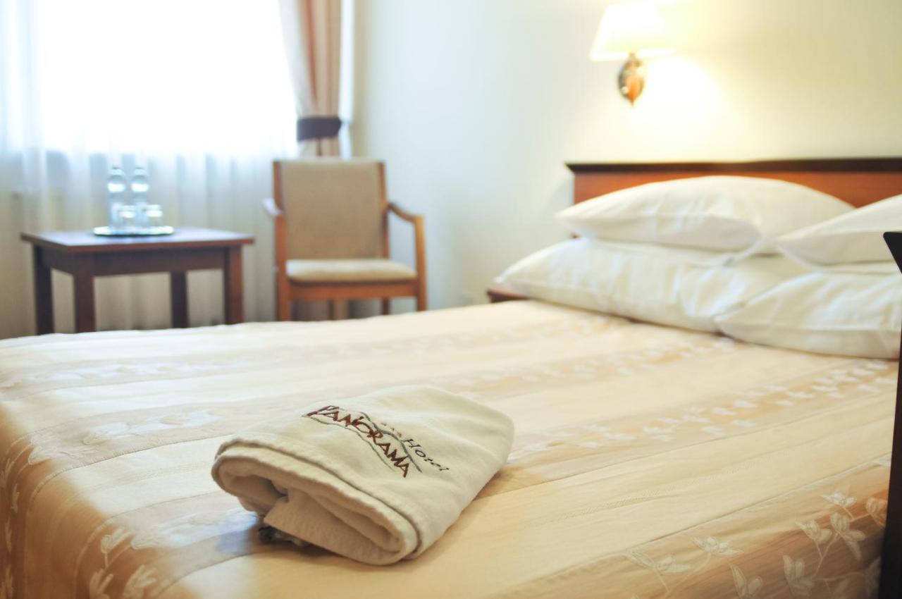 Hotel Panorama ออสตรอเวียตซ์ชเวียนตอกชิสกี ภายนอก รูปภาพ