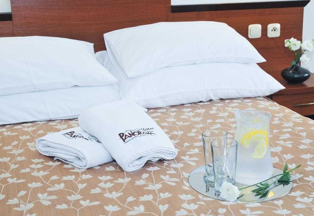 Hotel Panorama ออสตรอเวียตซ์ชเวียนตอกชิสกี ภายนอก รูปภาพ