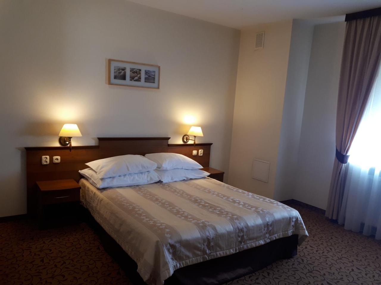 Hotel Panorama ออสตรอเวียตซ์ชเวียนตอกชิสกี ภายนอก รูปภาพ